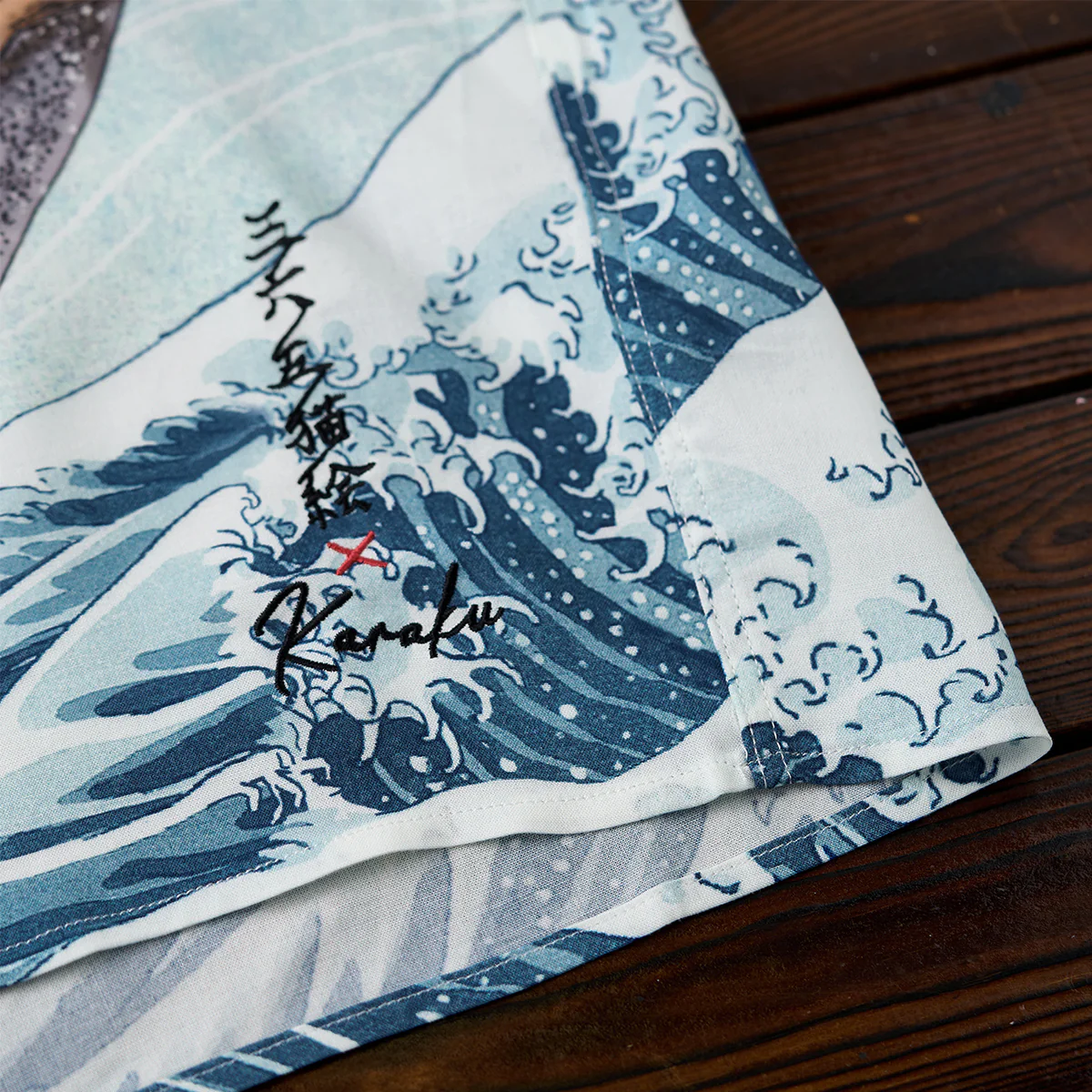「KaraKuｘ365CAT.ART」刺繡入り 鯨と泳ぐ猫 アロハシャツ - Image 18