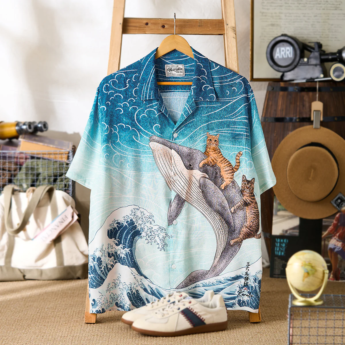 「KaraKuｘ365CAT.ART」刺繡入り 鯨と泳ぐ猫 アロハシャツ - Image 3