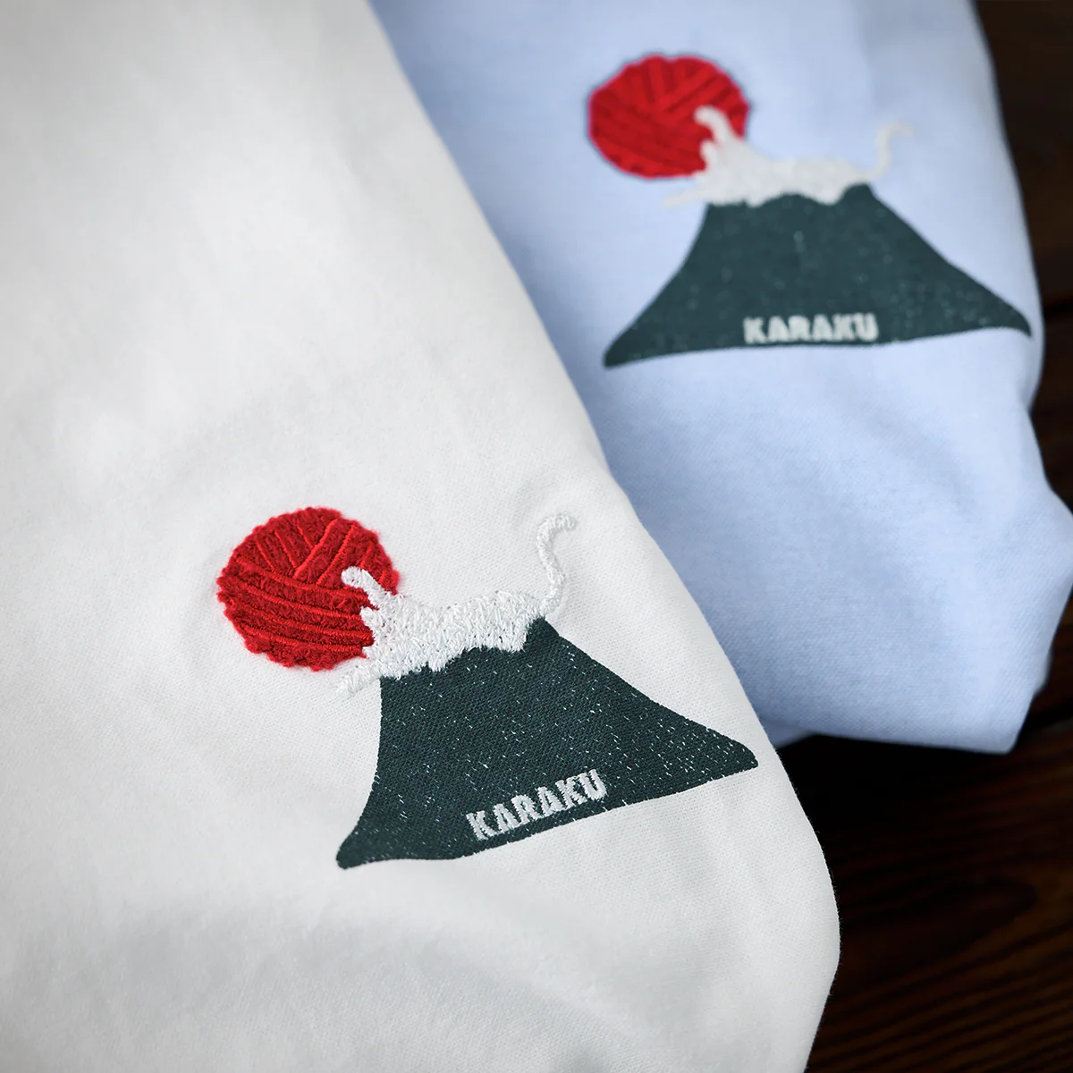 赤ヒモ付き　「富士頂上の猫遊び 」刺繍入り長袖シャツ - Image 10
