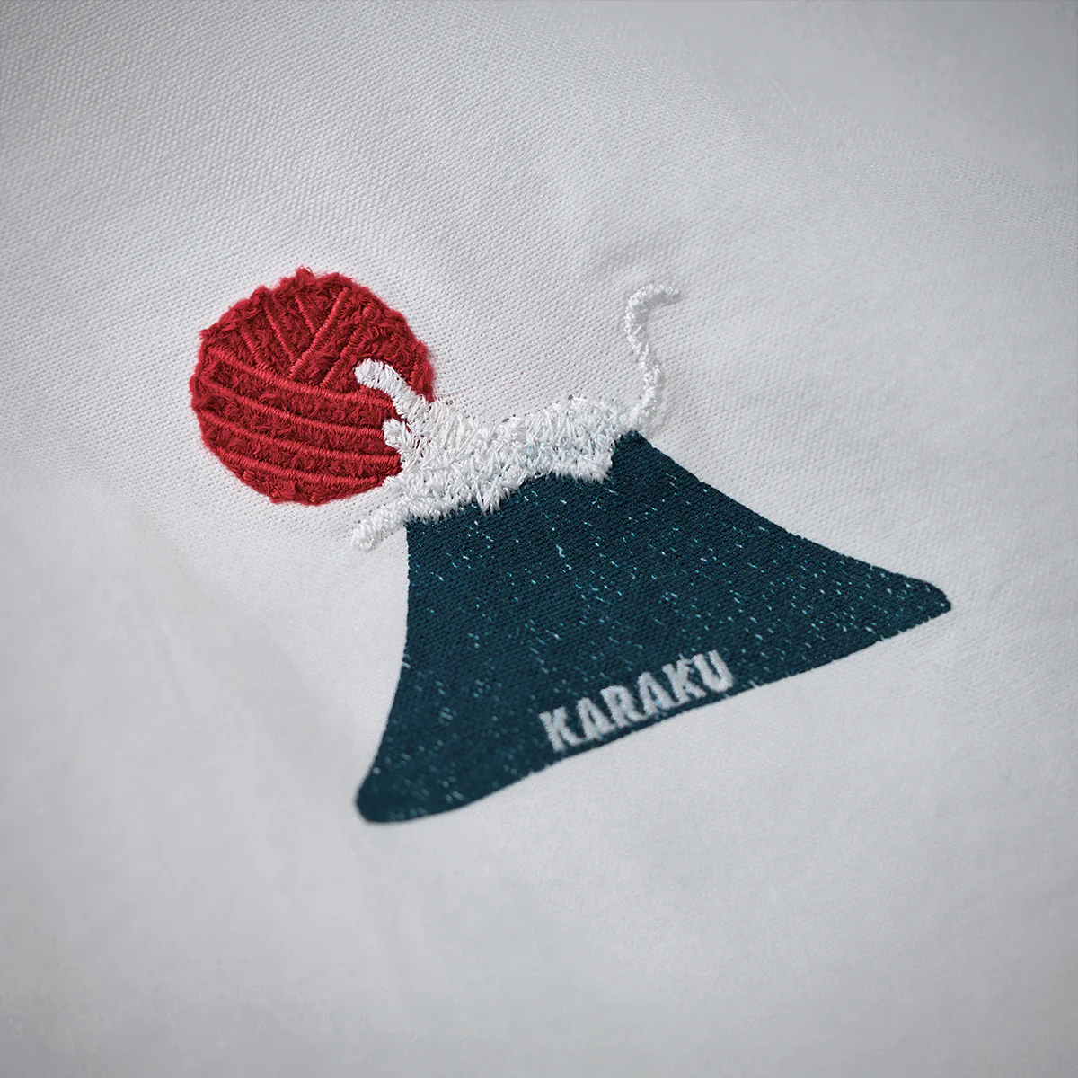 赤ヒモ付き　「富士頂上の猫遊び 」刺繍入りオックスフォードシャツ - Image 8