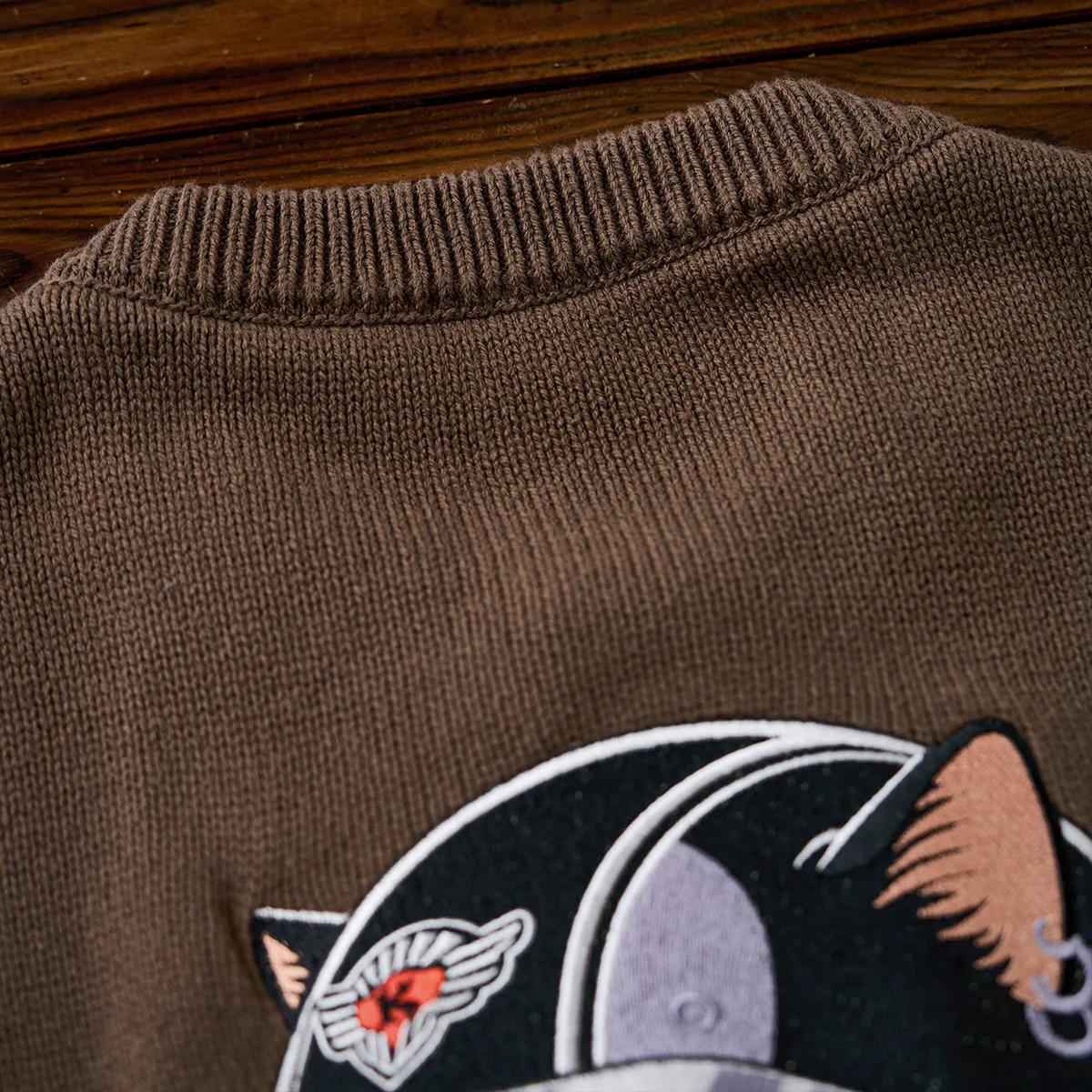 「ヘルメットを被った猫」刺繡&KaraKuロゴ刺繡入り ヘンリーネックニットセーター - Image 7