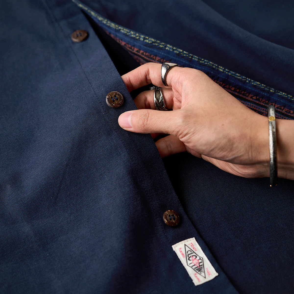 「Karaku」刺繡ロゴ 裏エスニック調柄テンセルコットン長袖シャツ - Image 9