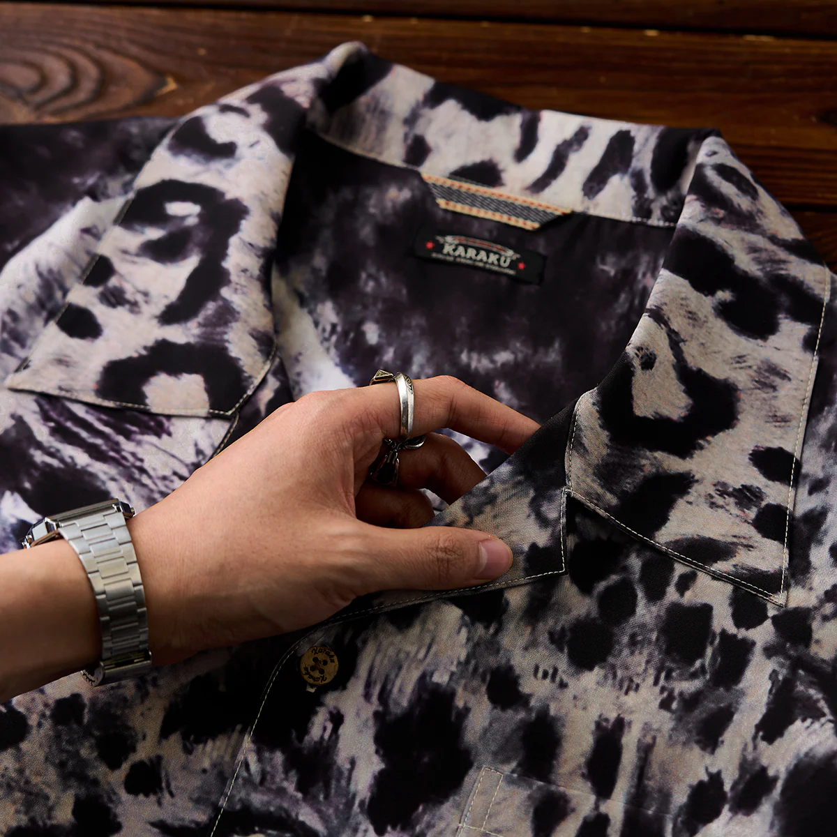 Karaku×川又聡「Snow leopard 雪豹」プリント入りオープンカラーシャツ - Image 10