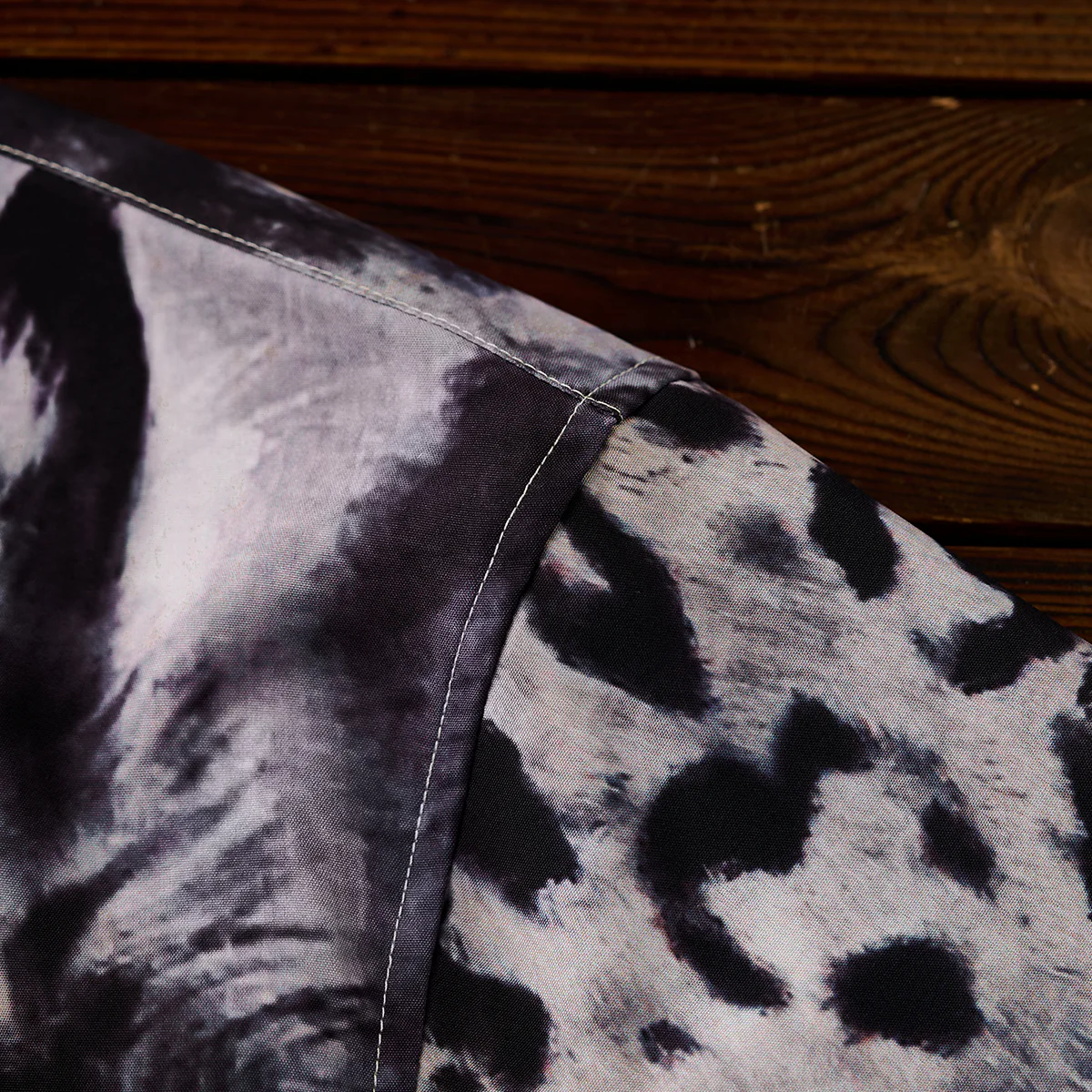 Karaku×川又聡「Snow leopard 雪豹」プリント入りオープンカラーシャツ - Image 12