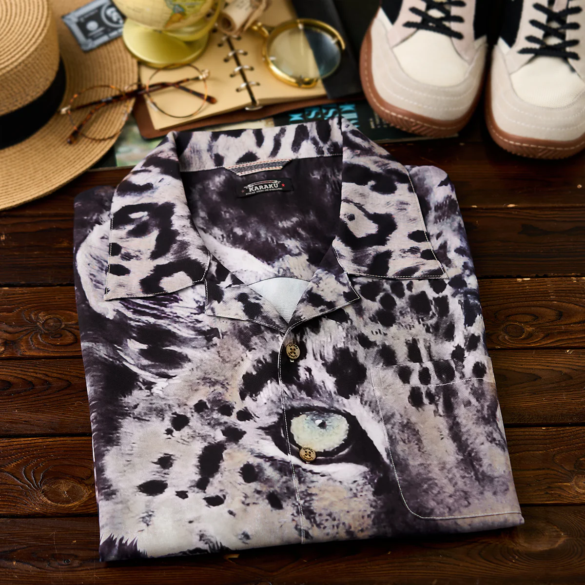 Karaku×川又聡「Snow leopard 雪豹」プリント入りオープンカラーシャツ - Image 5
