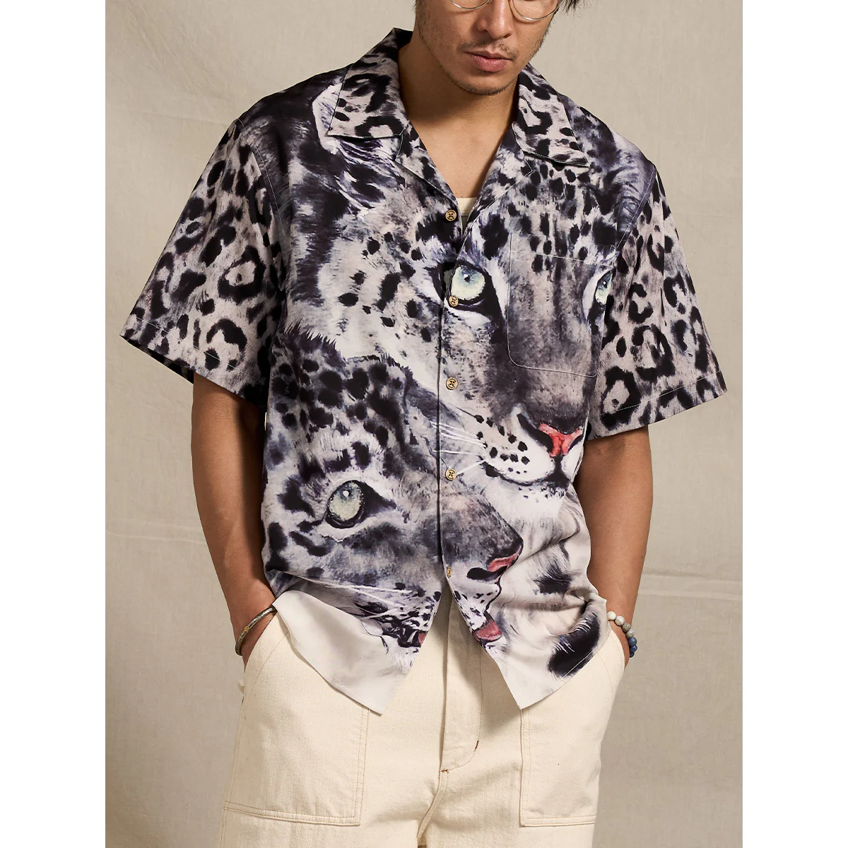 Karaku×川又聡「Snow leopard 雪豹」プリント入りオープンカラーシャツ - Image 6