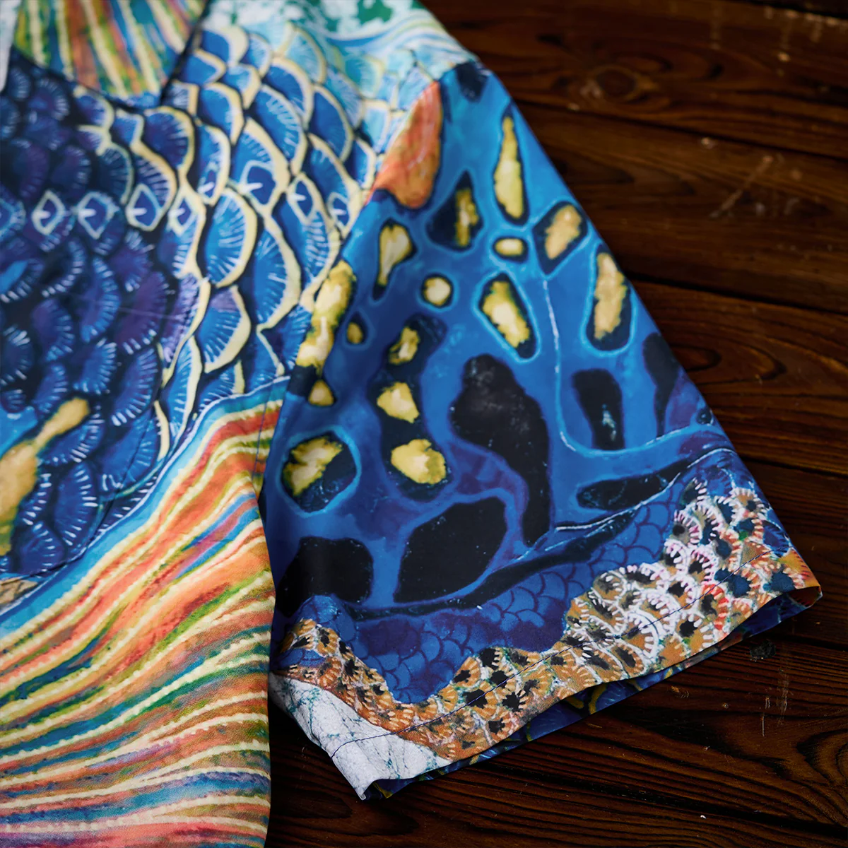 KARAKU×彩蘭弥「アデャッコ-The blueface angelfish」アロハシャツ - Image 13