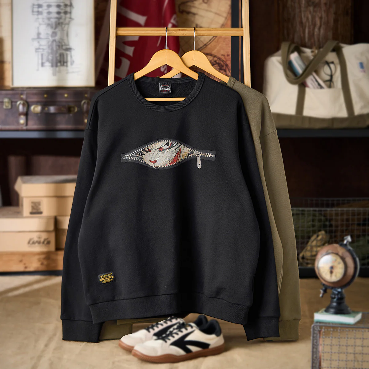 「クロスジップの隙間から覗く化け猫」浮世絵風プリント入りスウェット - Image 6