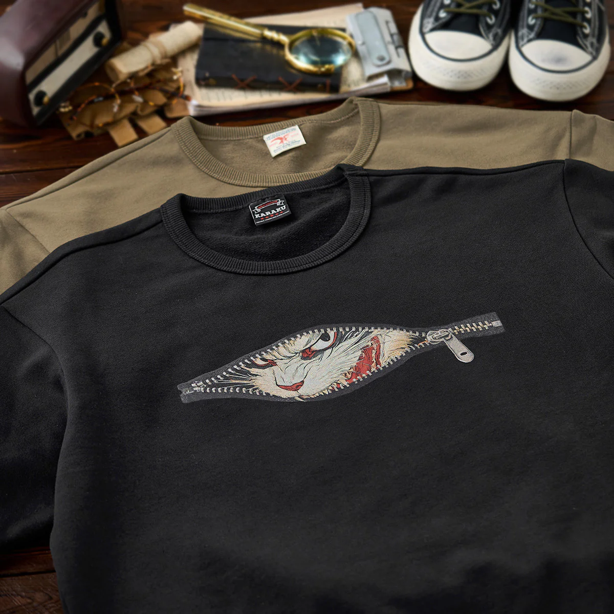 「クロスジップの隙間から覗く化け猫」浮世絵風プリント入りスウェット - Image 8