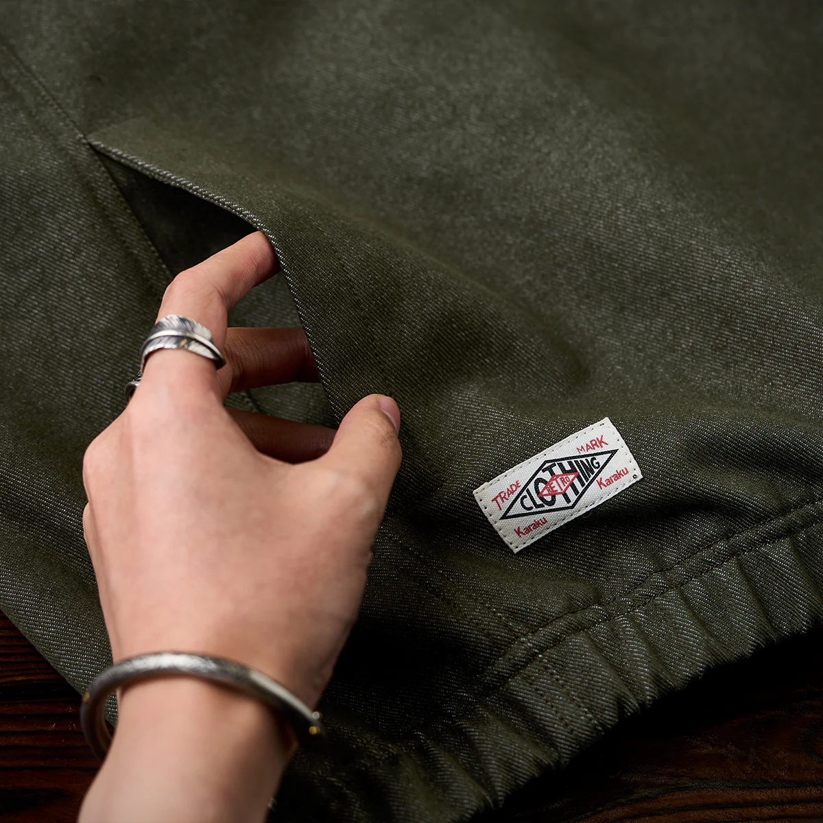 「KaraKu」ロゴ刺繡　裏ナバホ調柄・肘パッチハーフジップデニムスウェット - Image 12