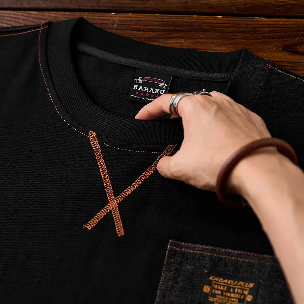 【予約】レトロオレンジステッチ入り 異素材デニムポケット付き半袖コットンTee - Image 14