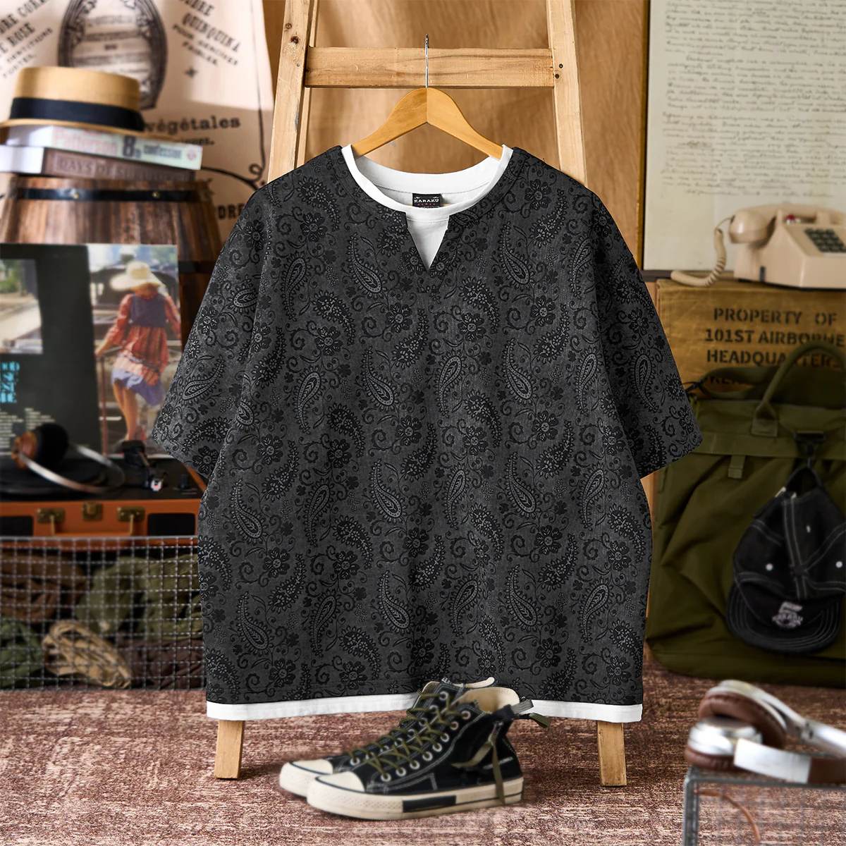 フェイクレイヤード仕様 Vネックペイズリー総柄コットンTシャツ - Image 3