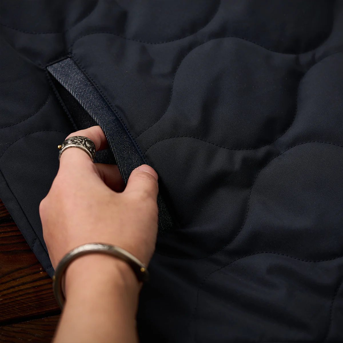 「KaraKu」ロゴ刺繡 デニム切替ひょうたんキルト中綿ジャケット - Image 13