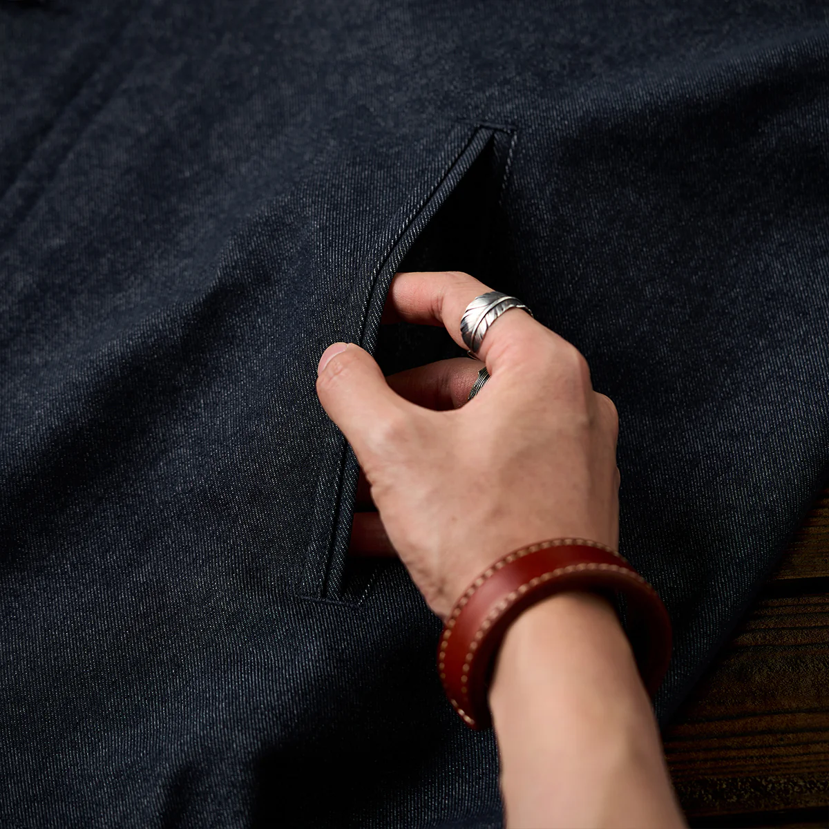 襟・袖裏コーデュロイ　「KaraKu」刺繡入り裏ペイズリー総柄デニムジャケット - Image 12