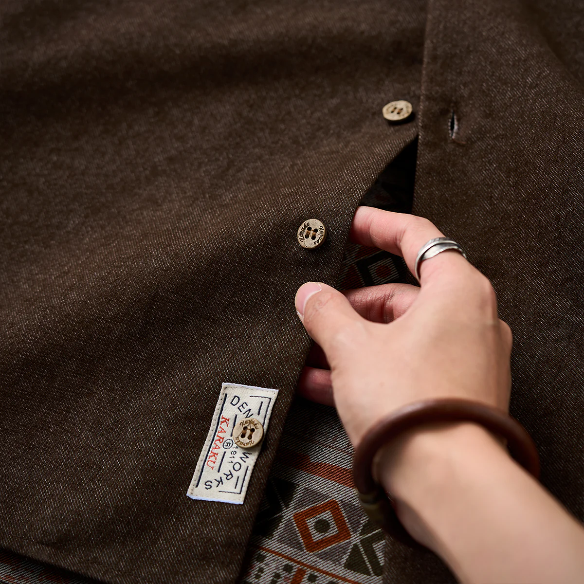 「Karaku」刺繡ロゴ 裏エスニック調柄デニムオープンカラーシャツ - Image 10