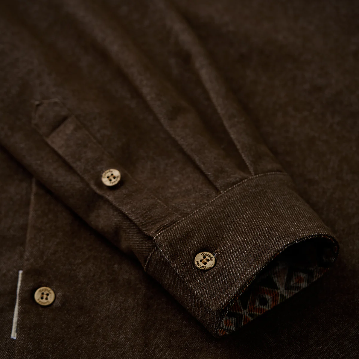「Karaku」刺繡ロゴ 裏エスニック調柄デニムオープンカラーシャツ - Image 11