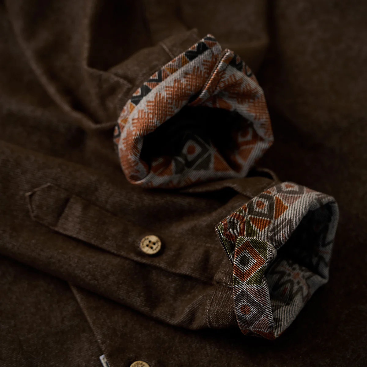 「Karaku」刺繡ロゴ 裏エスニック調柄デニムオープンカラーシャツ - Image 12