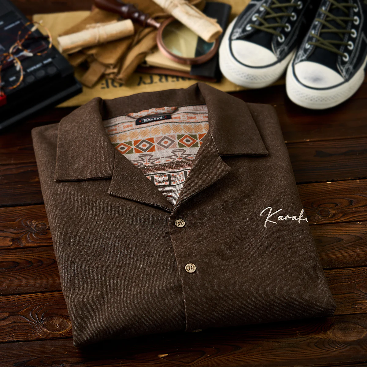 「Karaku」刺繡ロゴ 裏エスニック調柄デニムオープンカラーシャツ - Image 5