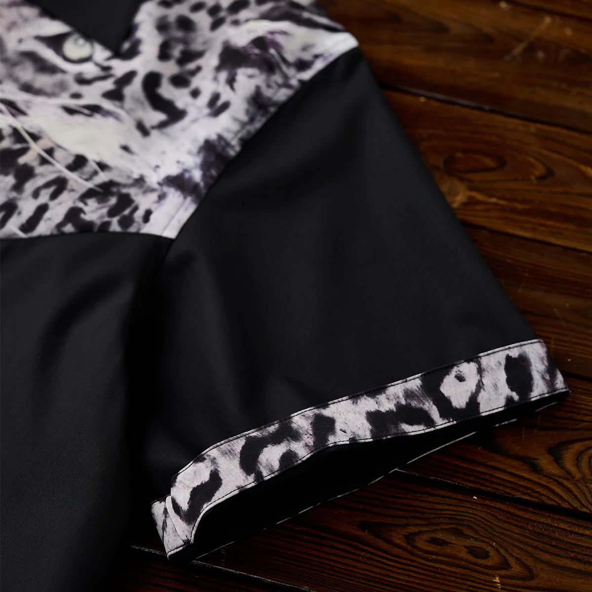 Karaku×川又聡「Snow leopard 雪豹」プリント切替オープンカラーシャツ - Image 14