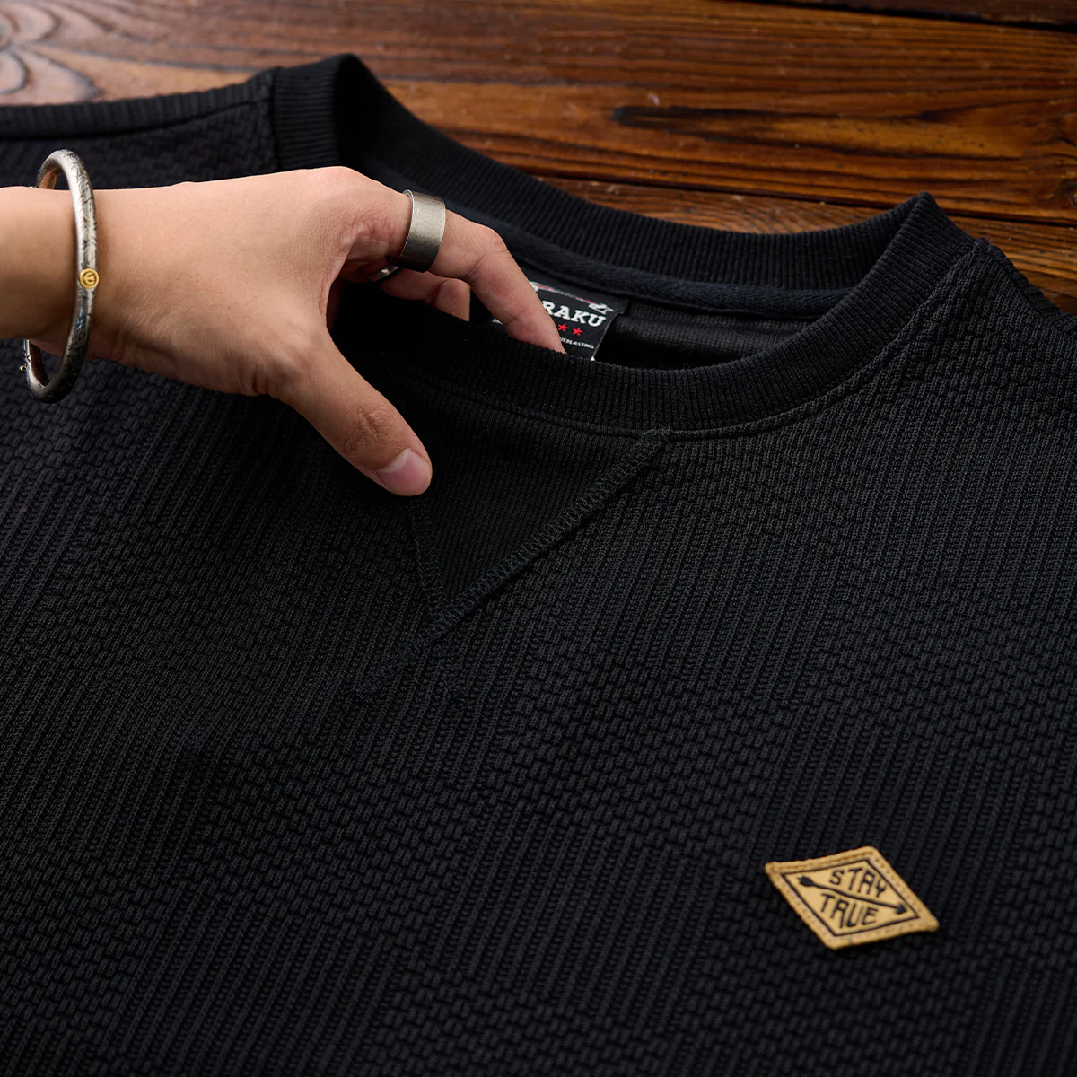 「STAY TRUE」刺繍ワッペン 裾ドローコード付きチェック織りニットロングT - Image 8