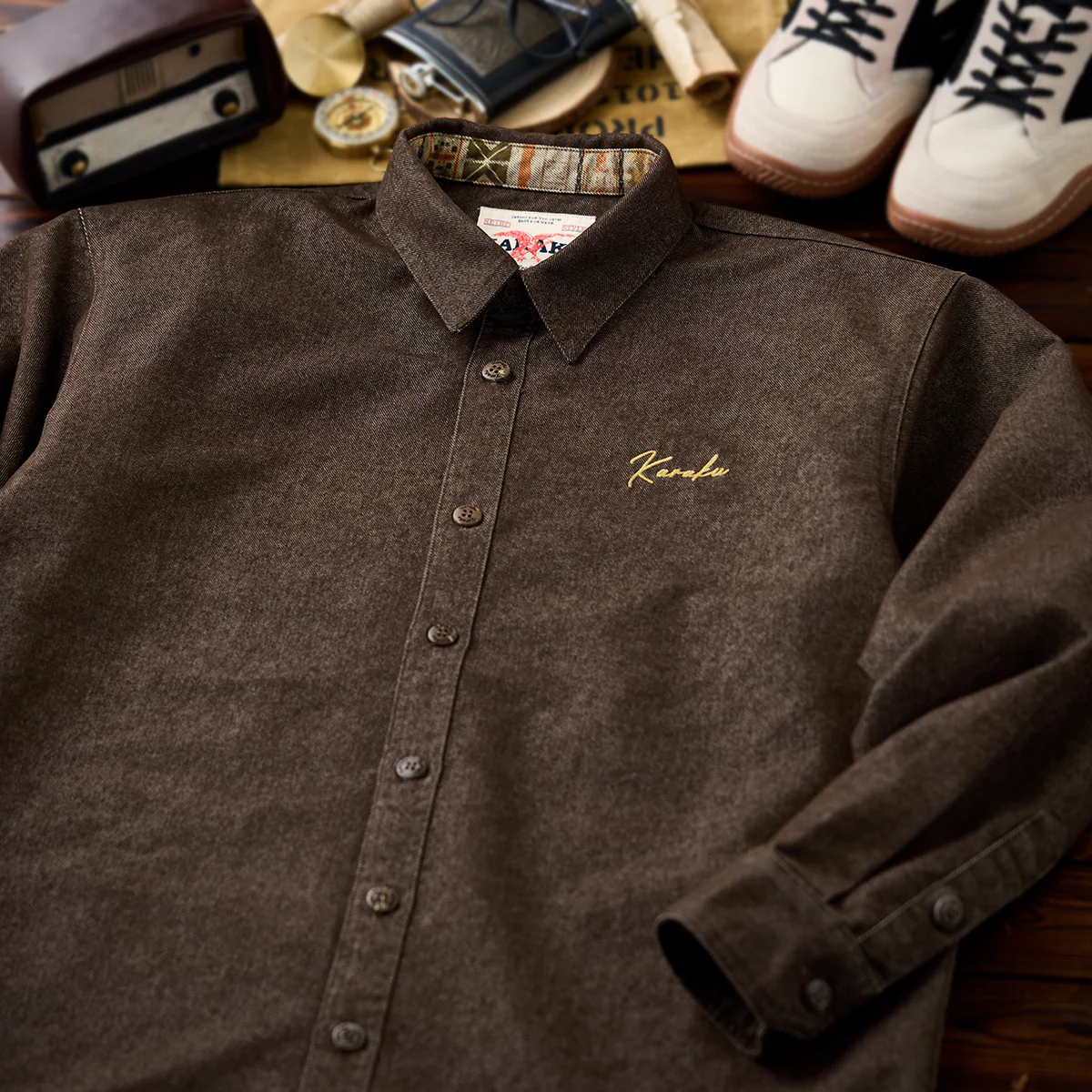 赤ヒモ付き　「Karaku」刺繡ロゴ 裏エスニック調柄デニム長袖シャツ - Image 4