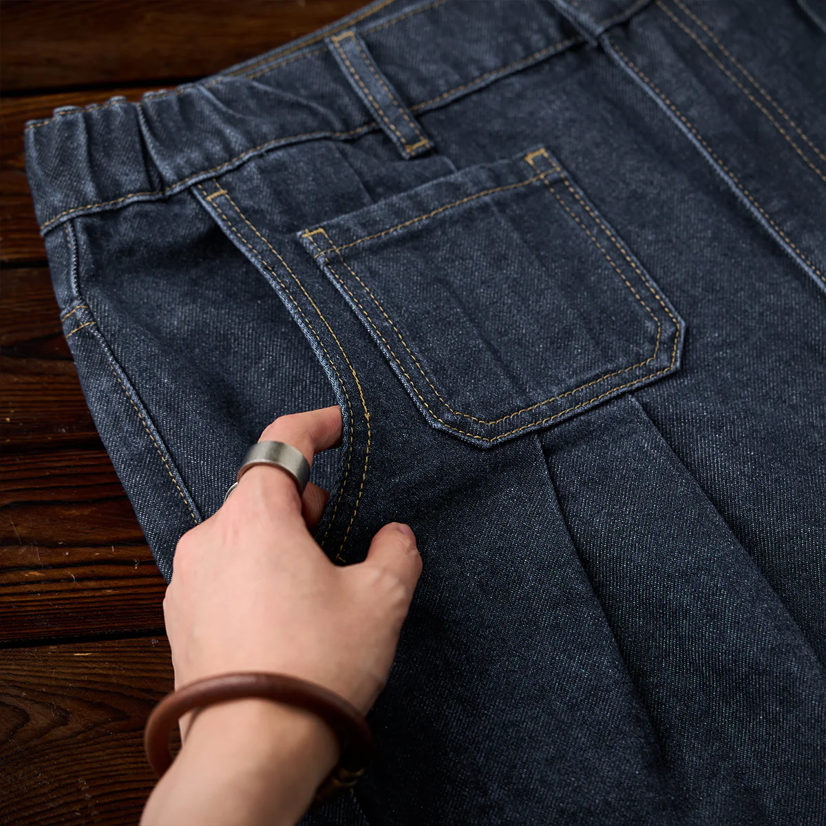 タック入り タンニンデニムパンツ - Image 14