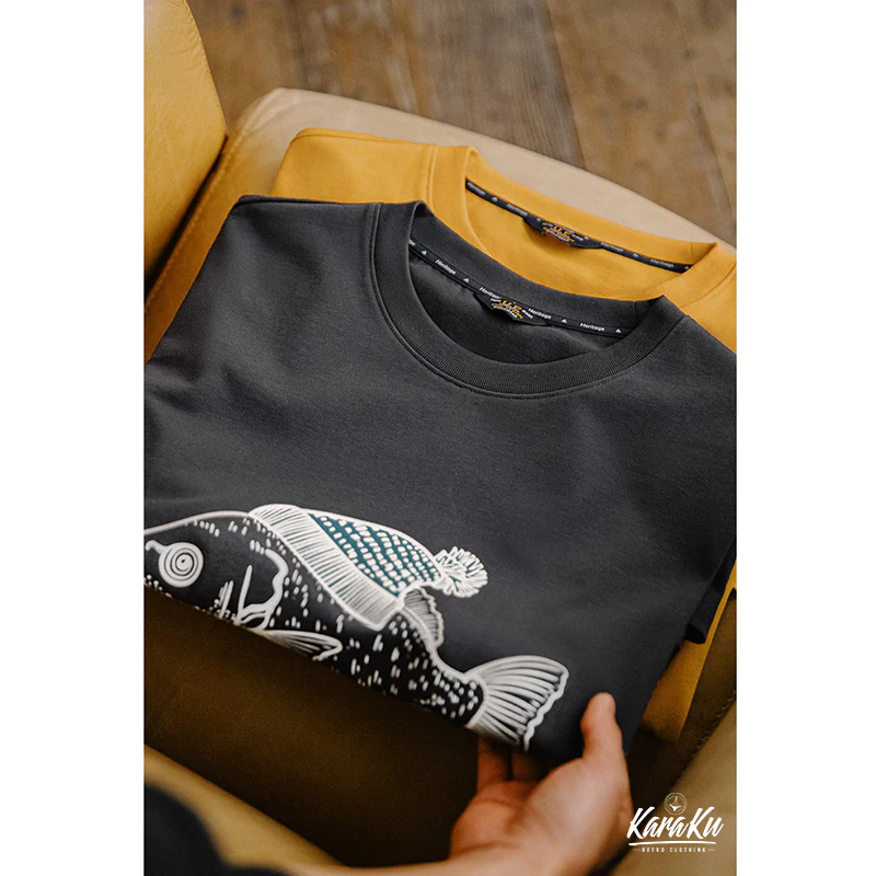 「ニット帽をかぶった深海魚」フロッキープリントコットンTee - Image 12