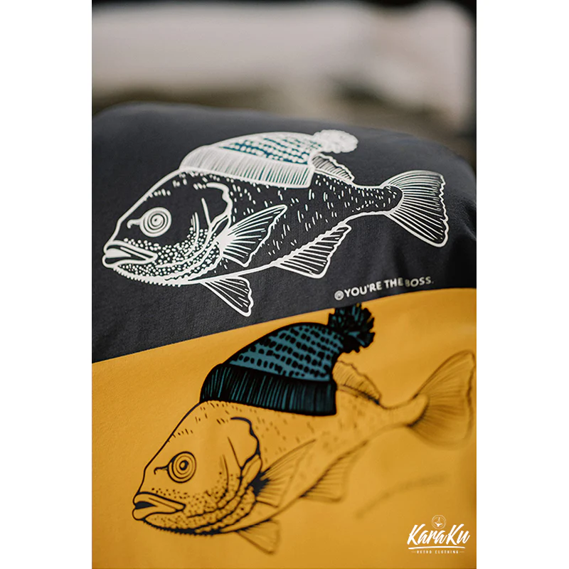 「ニット帽をかぶった深海魚」フロッキープリントコットンTee - Image 14