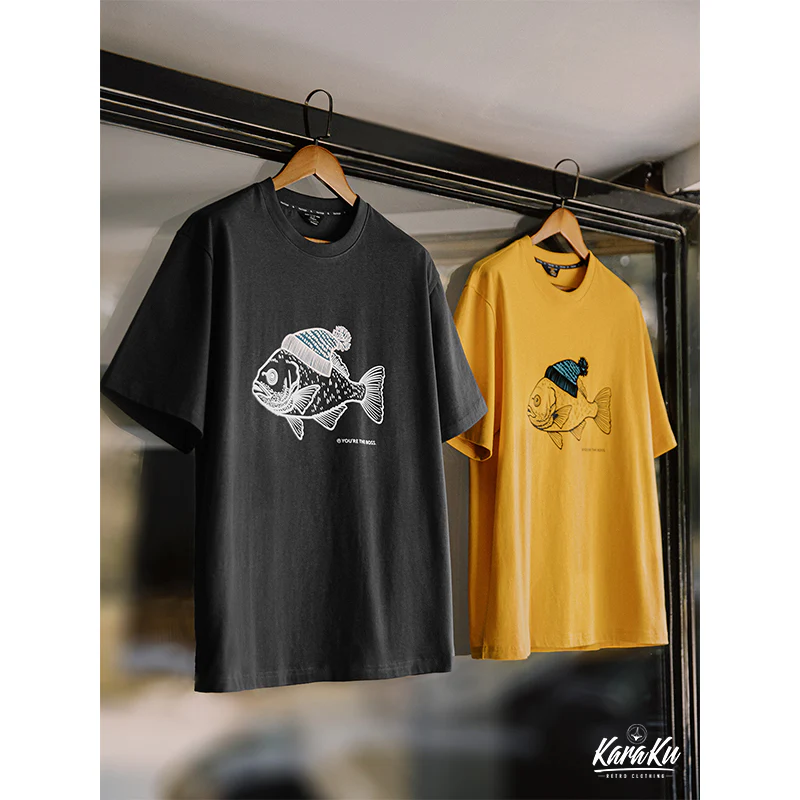 「ニット帽をかぶった深海魚」フロッキープリントコットンTee - Image 3