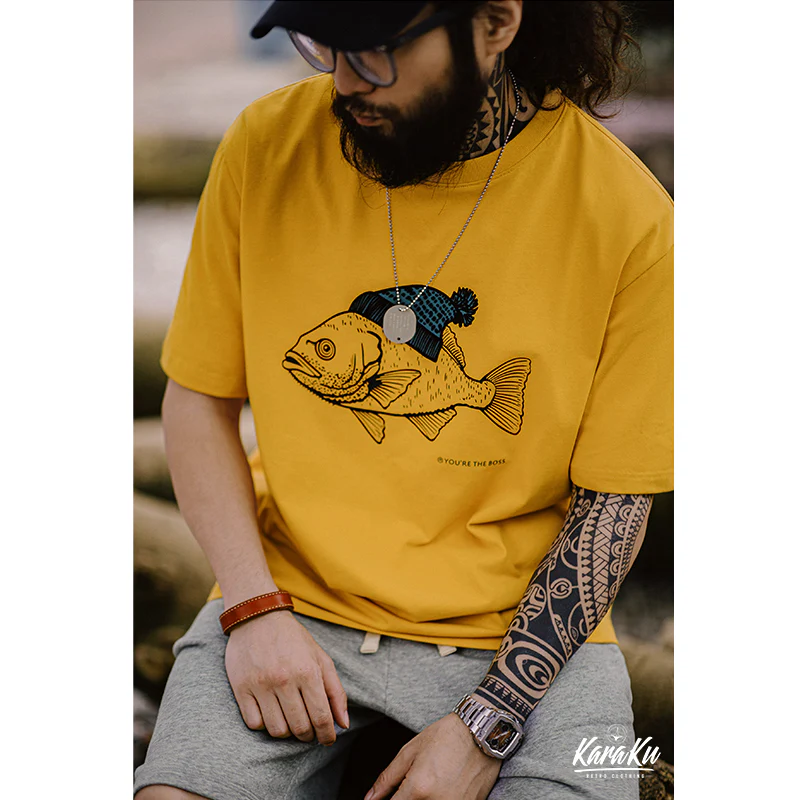 「ニット帽をかぶった深海魚」フロッキープリントコットンTee - Image 4
