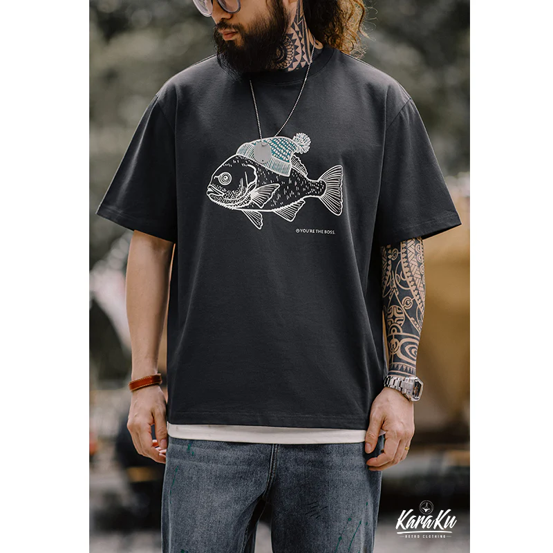 「ニット帽をかぶった深海魚」フロッキープリントコットンTee - Image 9