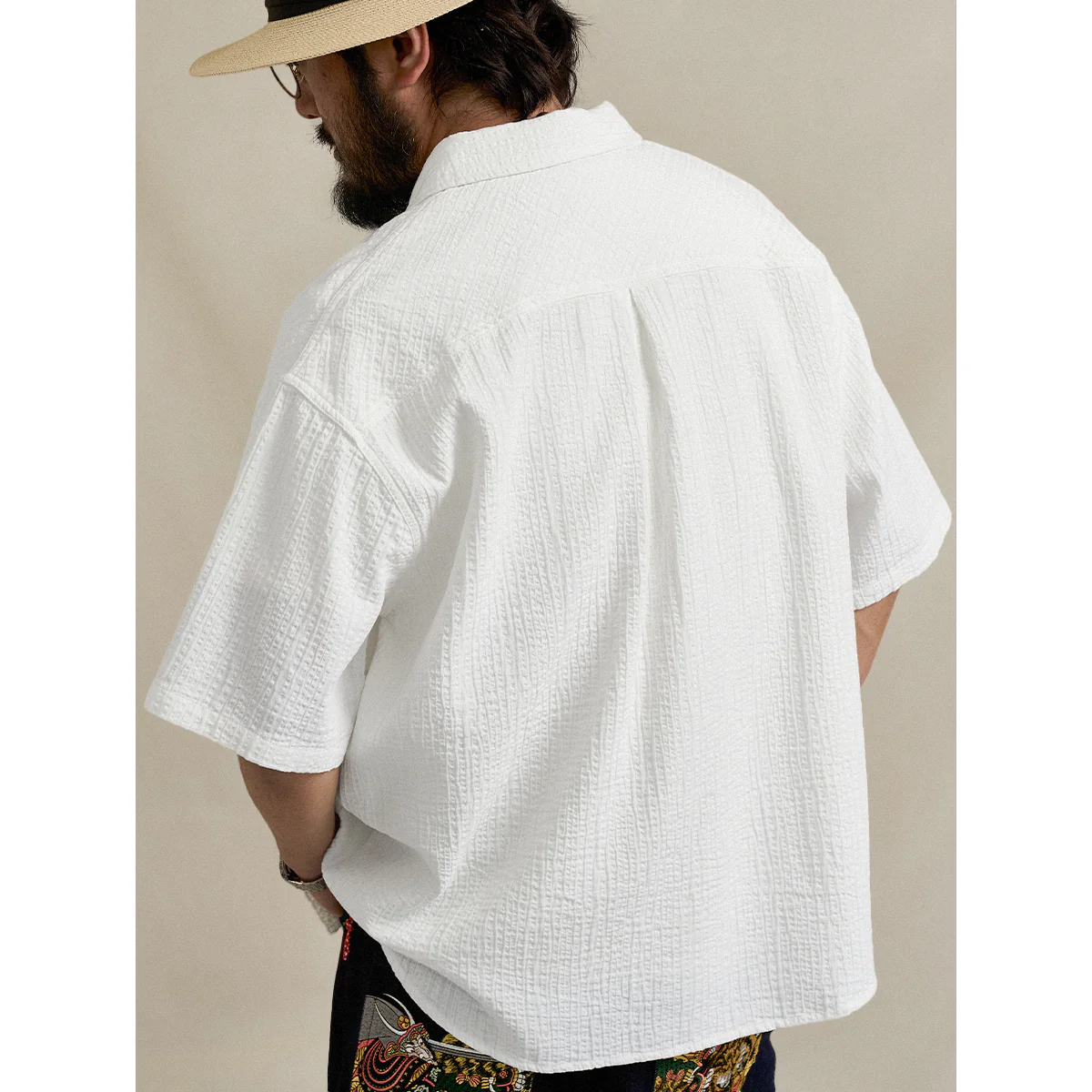 「Karaku」ワンポイント刺繍入り　赤ヒモ付きテクスチャー半袖シャツ - Image 6