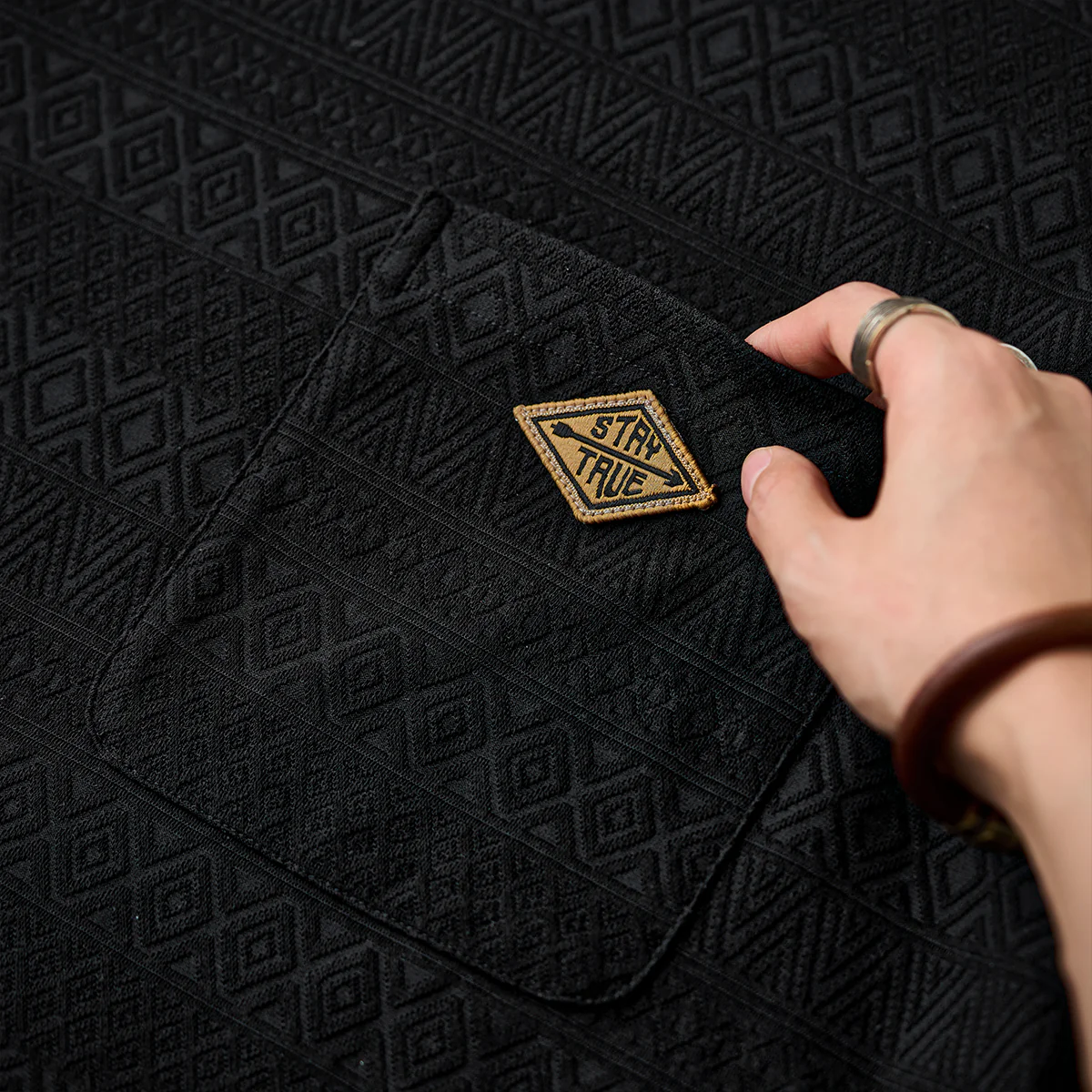 「STAY TRUE」刺繍ワッペン　エスニック調幾何学柄ジャカード織りポケットTee - Image 13