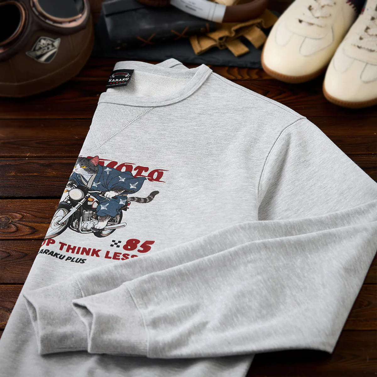 「和猫ライダー」プリントVガゼット入りコットンプルオーバースウェット - Image 7