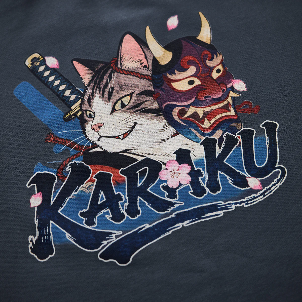 「KaraKu」刺繡&「般若面・侍猫」プリント 裏パイルVガゼットスウェット - Image 10