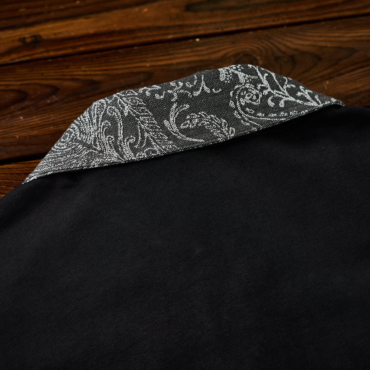 襟ペイズリージャカード切替　「KaraKu」刺繡入り2ボタンポロシャツ - Image 12