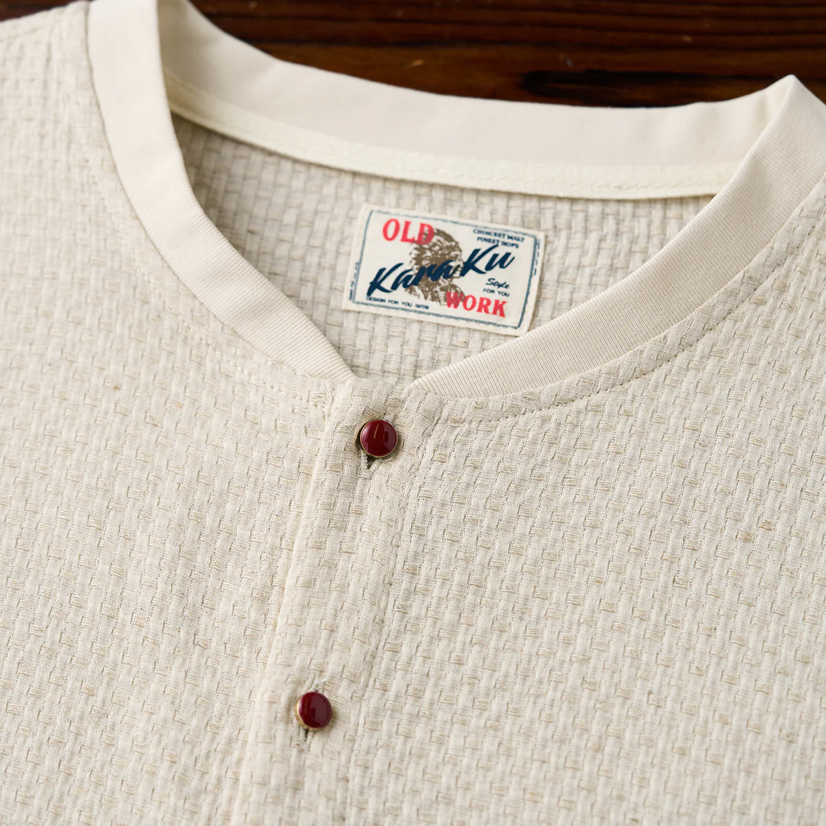【予約】リネン混紡織り込むテクスチャー　レッドボタン付きヘンリーネックTシャツ - Image 9