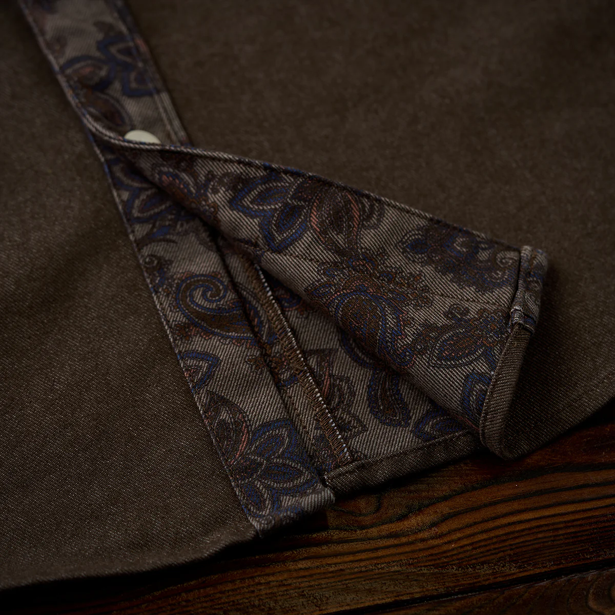 「Karaku」ロゴ刺繡入り 裏ペイズリー柄デニム長袖シャツ - Image 14