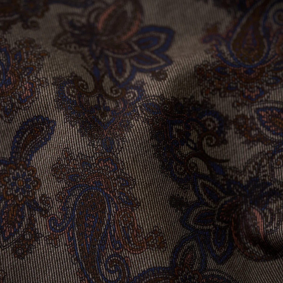 「Karaku」ロゴ刺繡入り 裏ペイズリー柄デニム長袖シャツ - Image 19