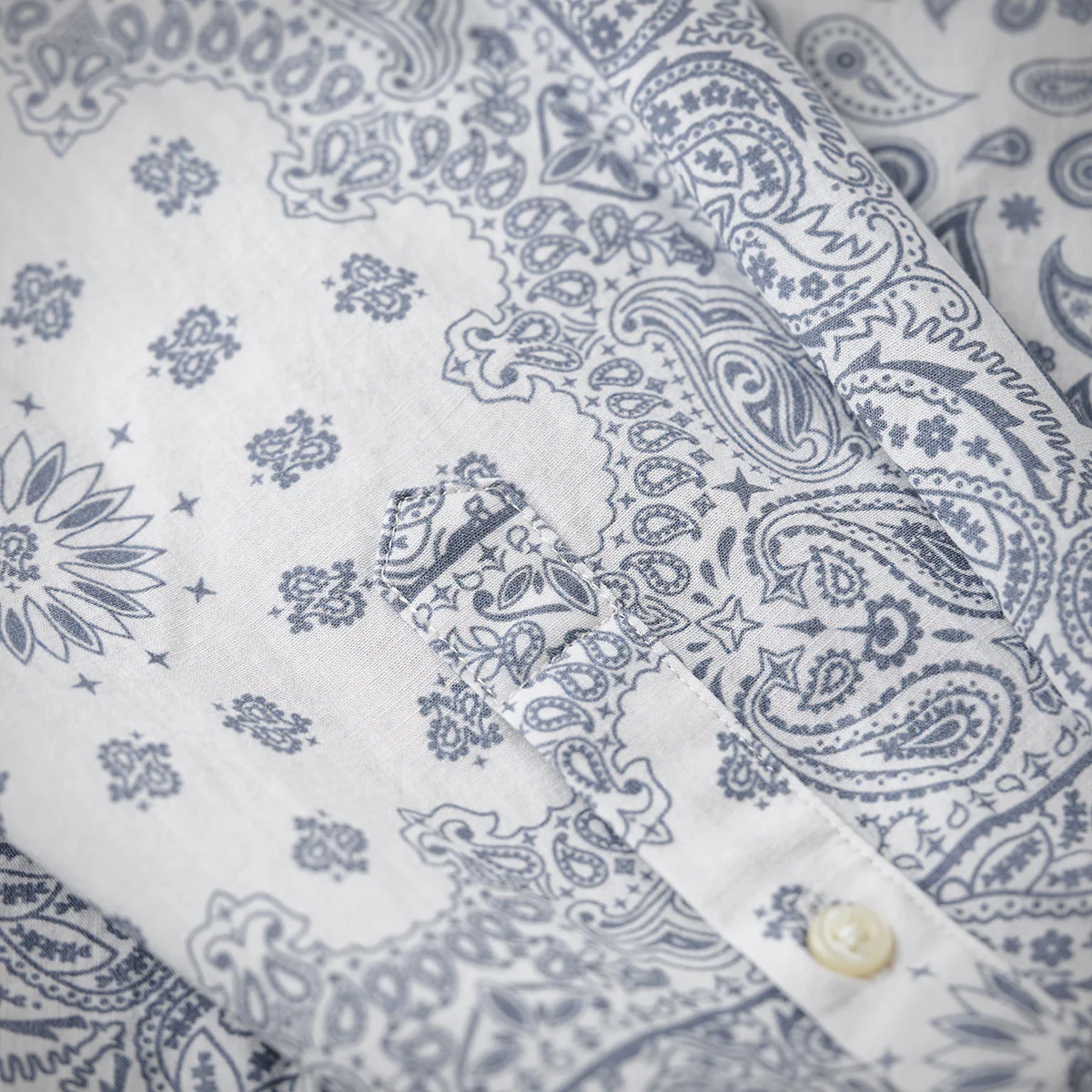 「Karaku」刺繍入り　赤ヒモ付きペイズリーバンダナ柄長袖シャツ - Image 13