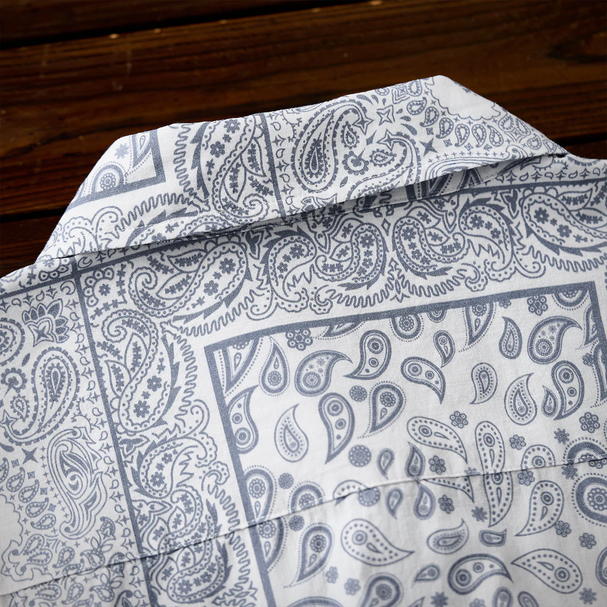 「Karaku」刺繍入り　赤ヒモ付きペイズリーバンダナ柄長袖シャツ - Image 14