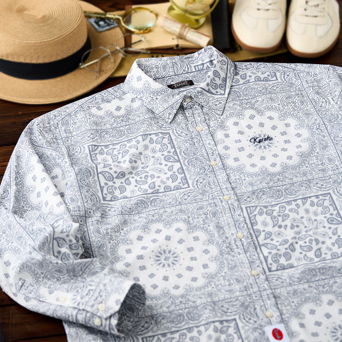 「Karaku」刺繍入り　赤ヒモ付きペイズリーバンダナ柄長袖シャツ - Image 4