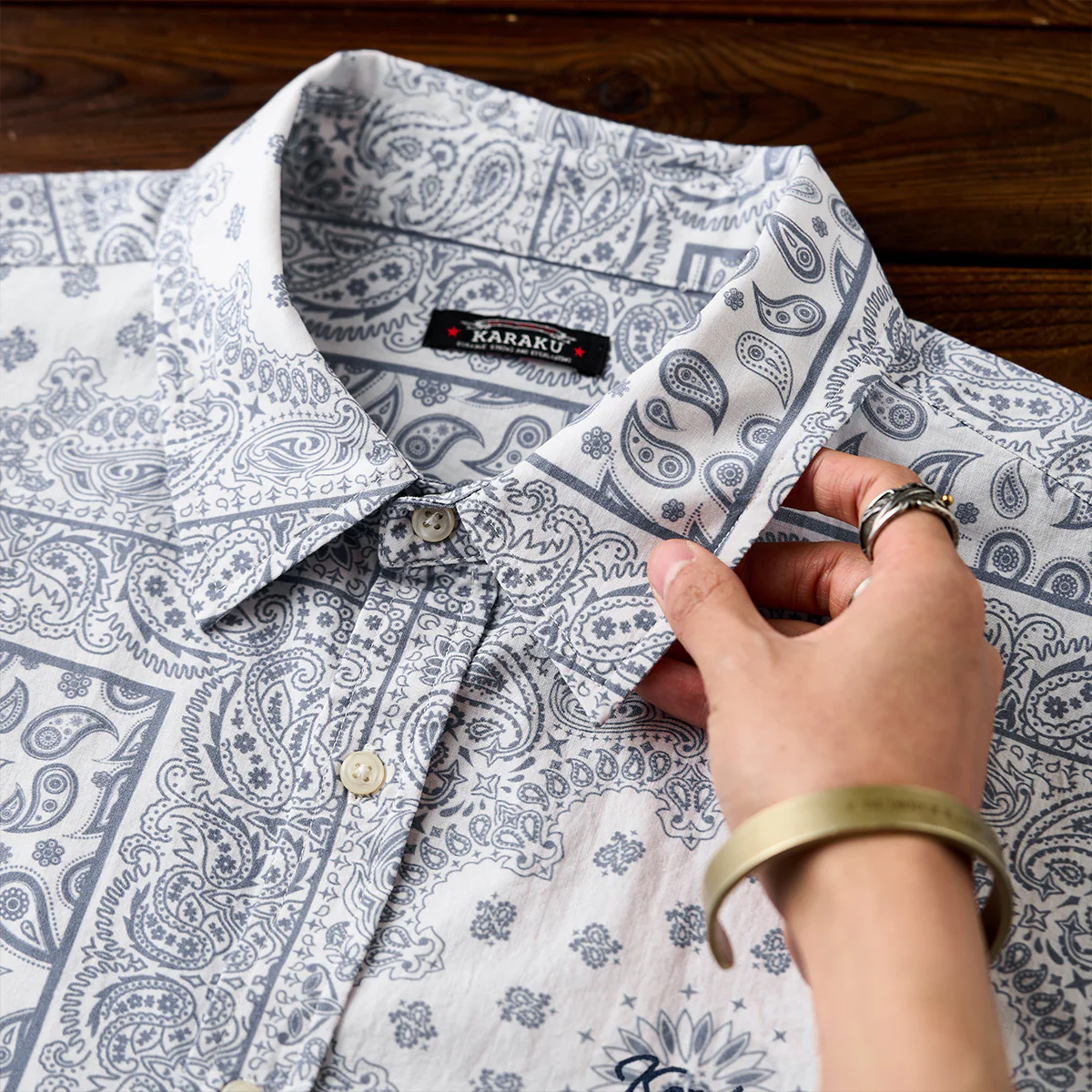 「Karaku」刺繍入り　赤ヒモ付きペイズリーバンダナ柄長袖シャツ - Image 8