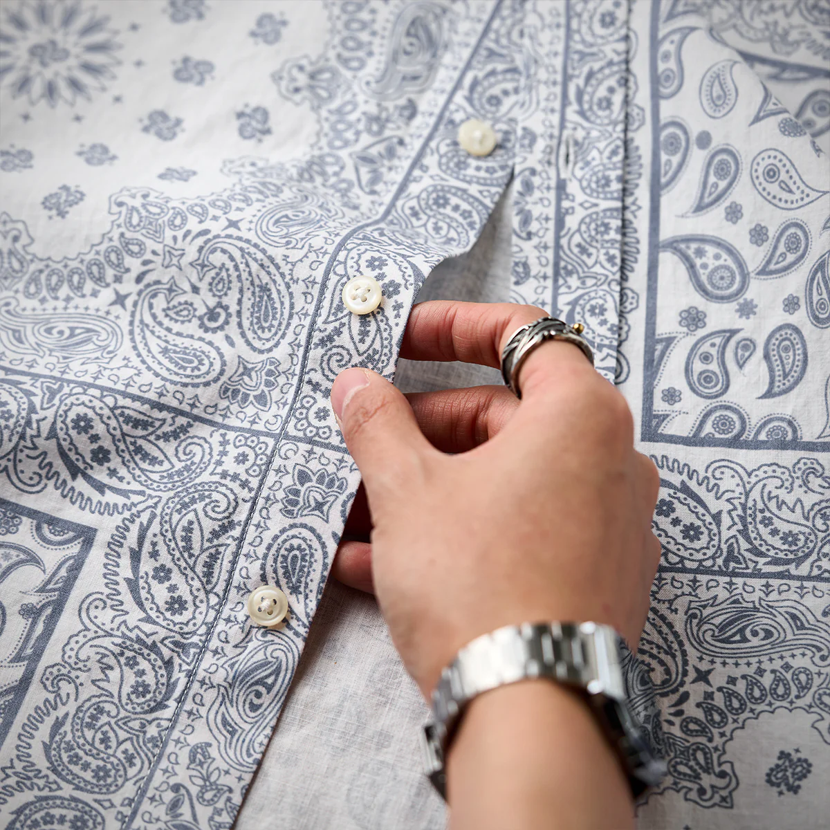 「Karaku」刺繍入り　赤ヒモ付きペイズリーバンダナ柄長袖シャツ - Image 9