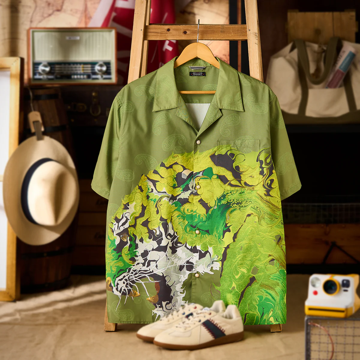 KARAKU×田中ラオウ「Green drift」　ホワイトアゲート調ボタン付きアロハシャツ - Image 3