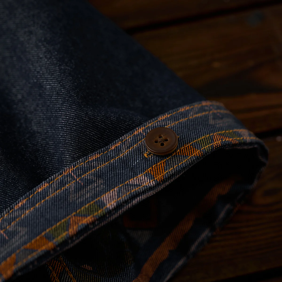 「KaraKu」ロゴ刺繡　紅白ヒモ付き裏エスニック調柄デニムシャツ - Image 12