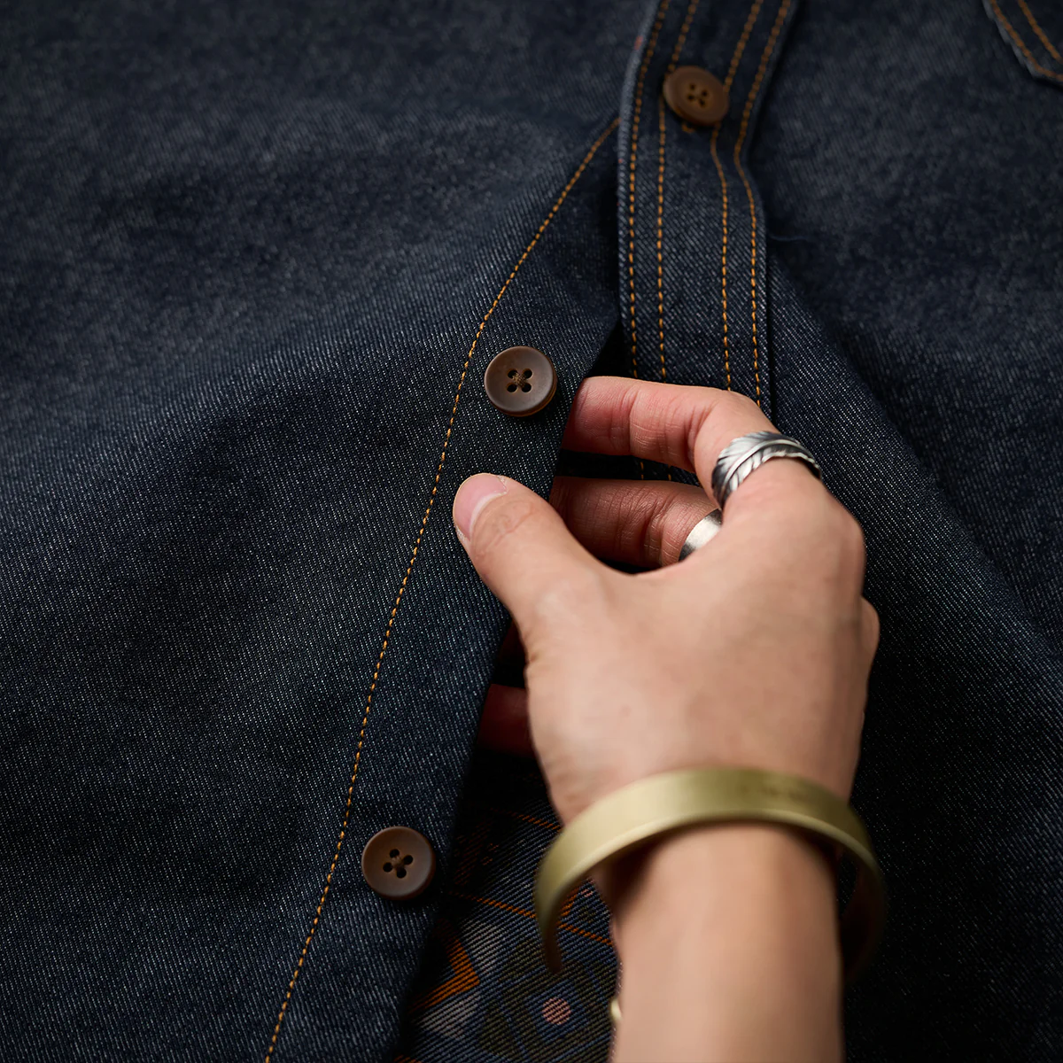 「KaraKu」ロゴ刺繡　紅白ヒモ付き裏エスニック調柄デニムシャツ - Image 13
