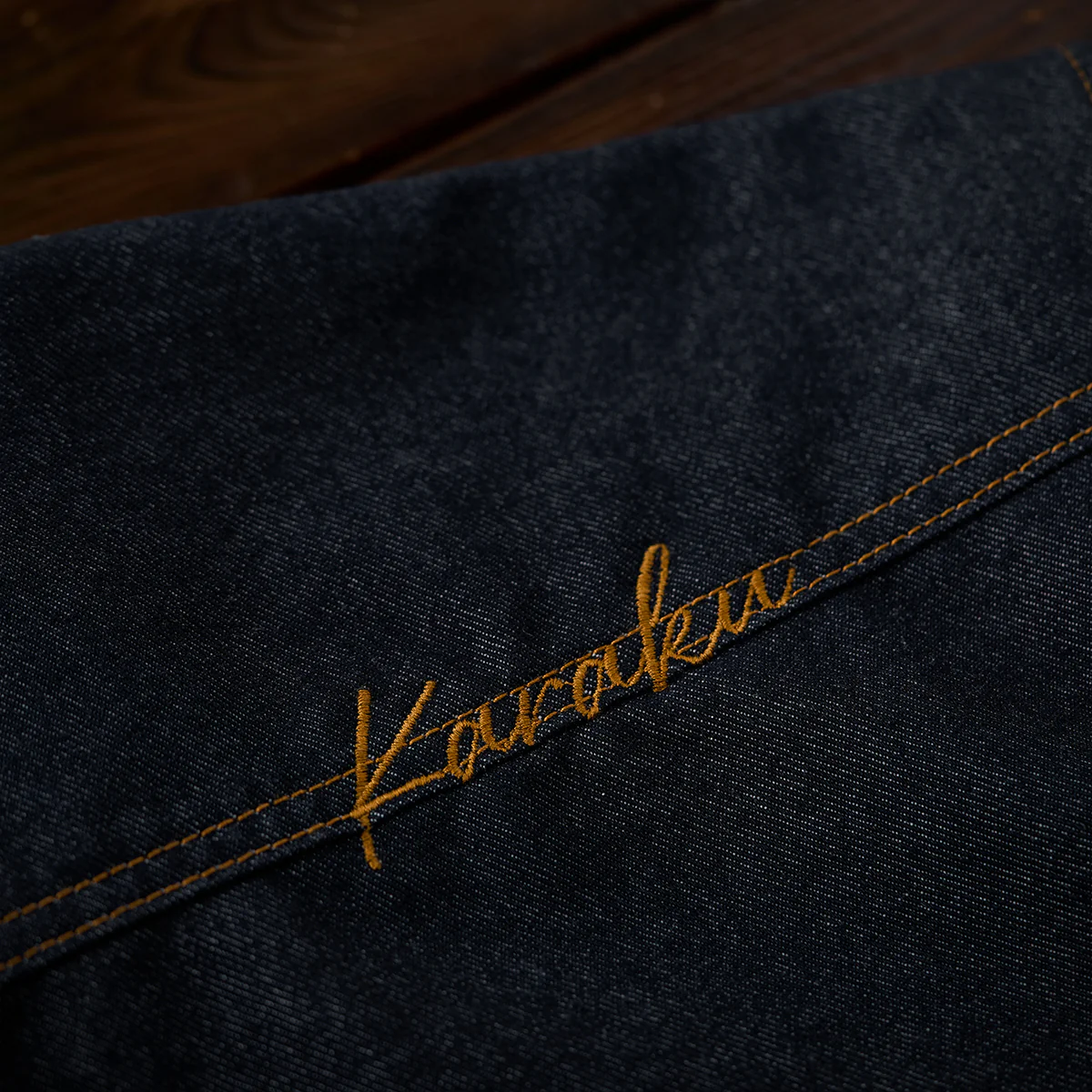 「KaraKu」ロゴ刺繡　紅白ヒモ付き裏エスニック調柄デニムシャツ - Image 16