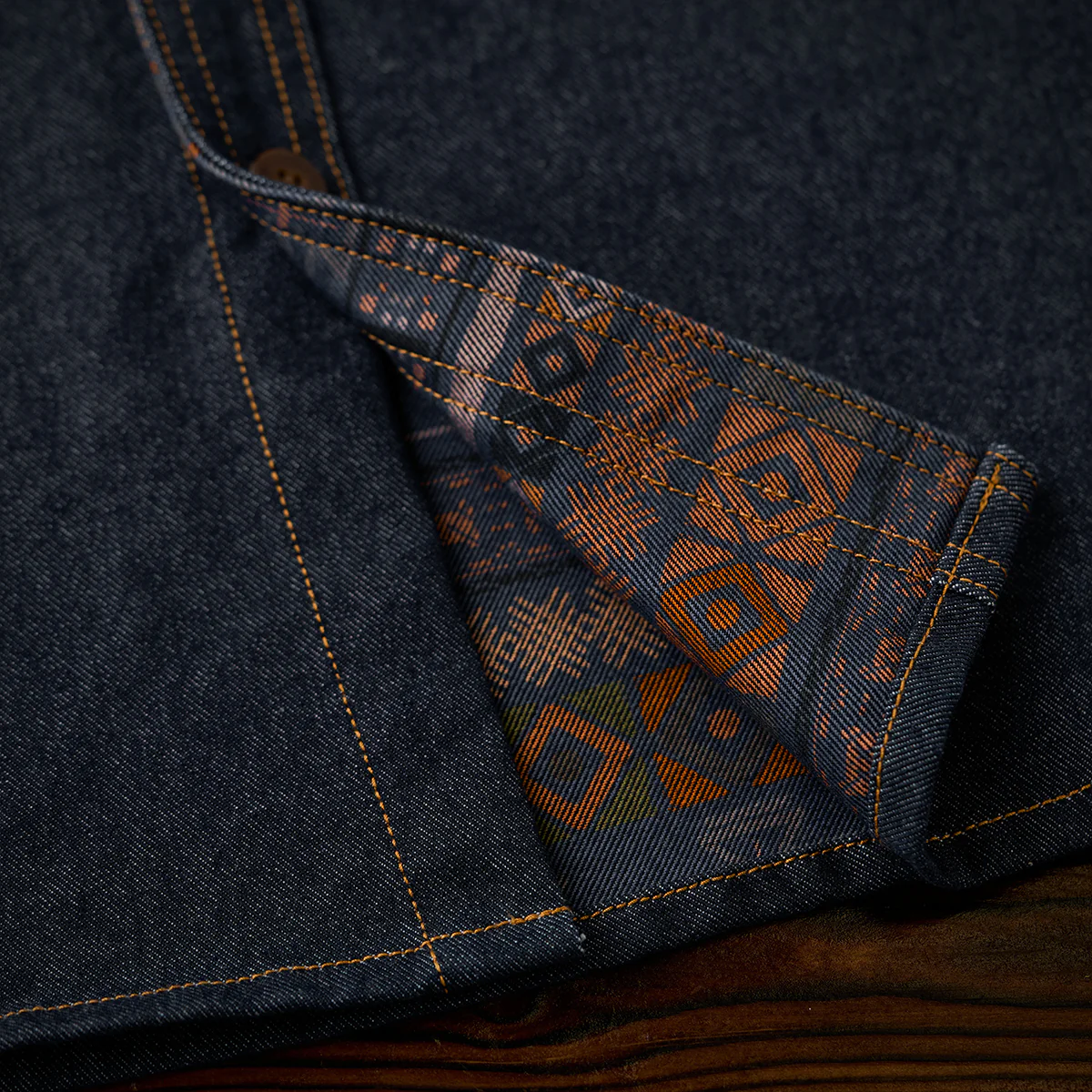 「KaraKu」ロゴ刺繡　紅白ヒモ付き裏エスニック調柄デニムシャツ - Image 17