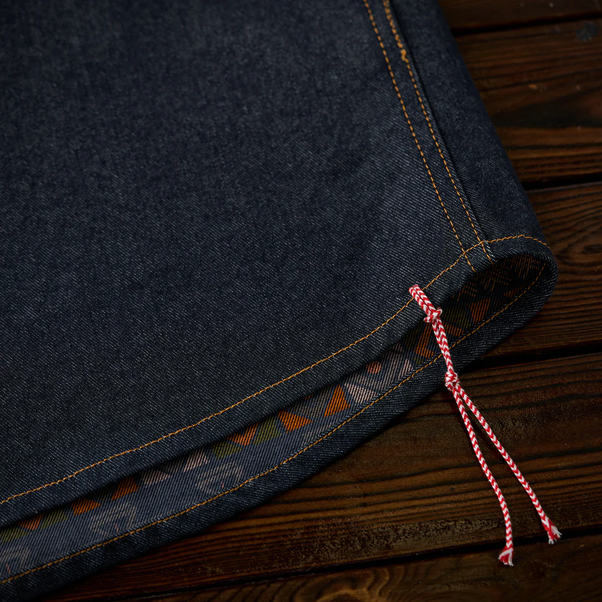 「KaraKu」ロゴ刺繡　紅白ヒモ付き裏エスニック調柄デニムシャツ - Image 18